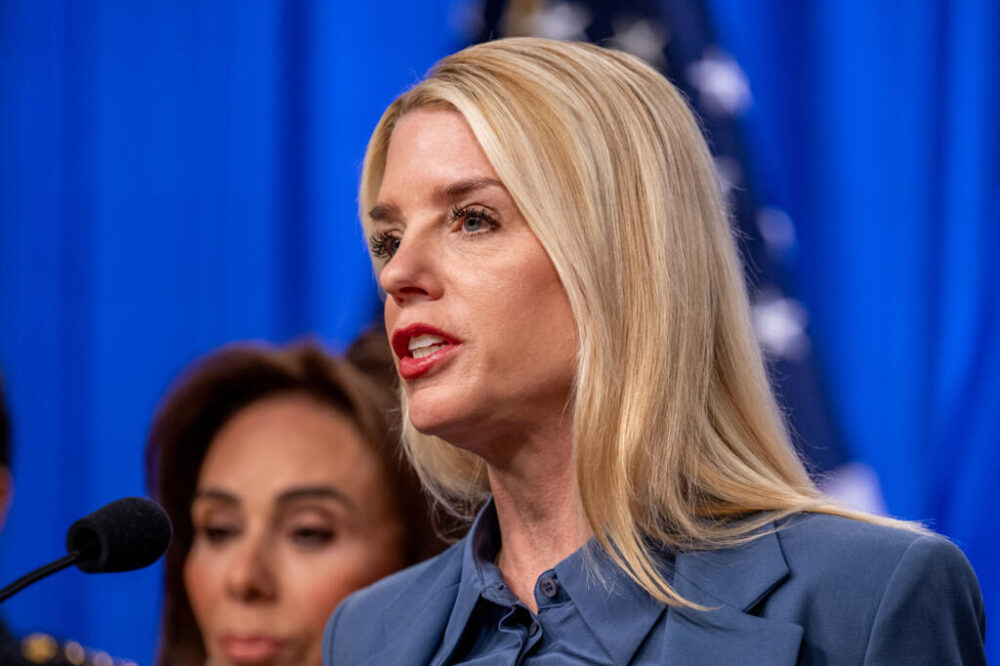 La fiscal general de EEUU, Pam Bondi, habla durante una comparecencia en el Departamento de Justicia, el 4 de diciembre de 2025 en Washington