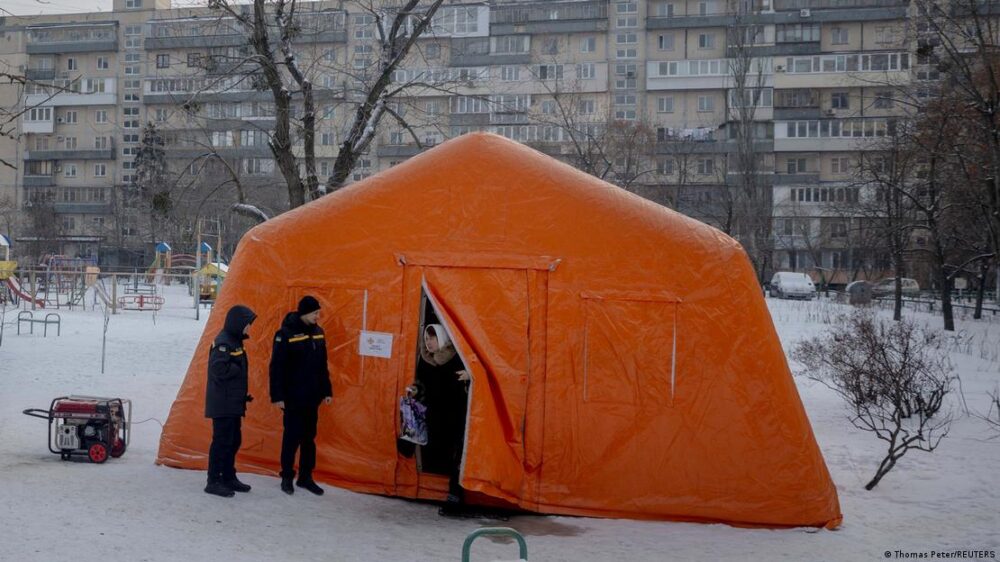 Una mujer sale de una carpa proporcionada por los servicios de emergencia para que los residentes se calienten en un barrio donde los apartamentos se quedaron sin calefacción en Kiev. Una mujer sale de una carpa proporcionada por los servicios de emergencia para que los residentes se calienten en un barrio donde los apartamentos se quedaron sin calefacción en Kiev.