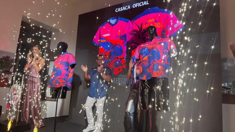 Con mucha alegría y brillo, así se vivió la presentación de la casaca. Con mucha alegría y brillo, así se vivió la presentación de la casaca.