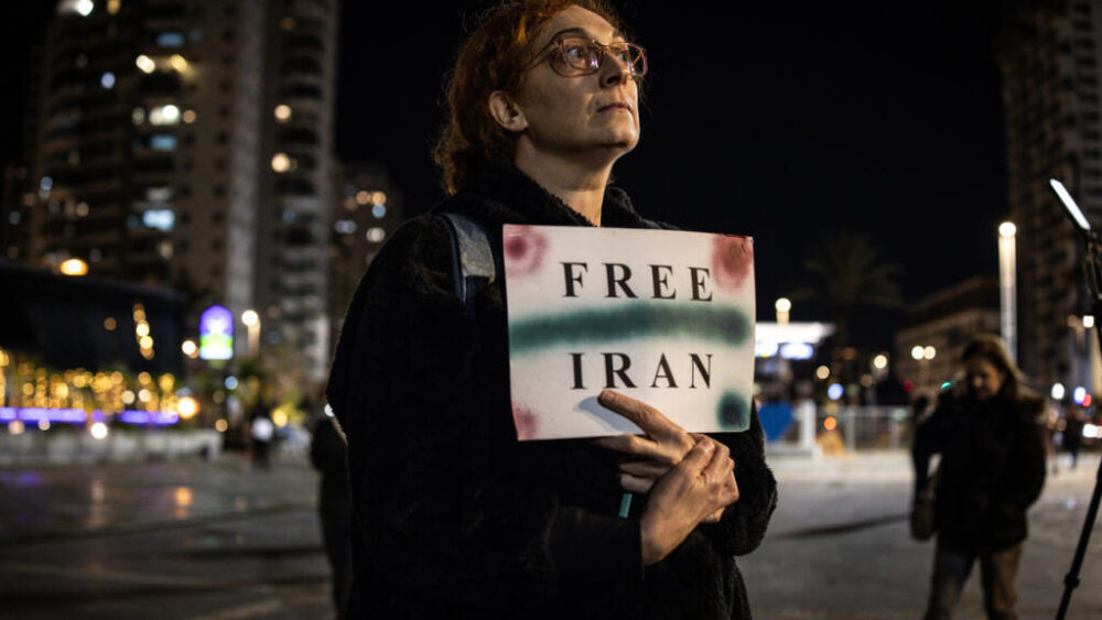 Una mujer muestra su solidaridad con los manifestantes de Irán el 14 de enero de 2026 en la ciudad de Jolón, en el centro de Israel