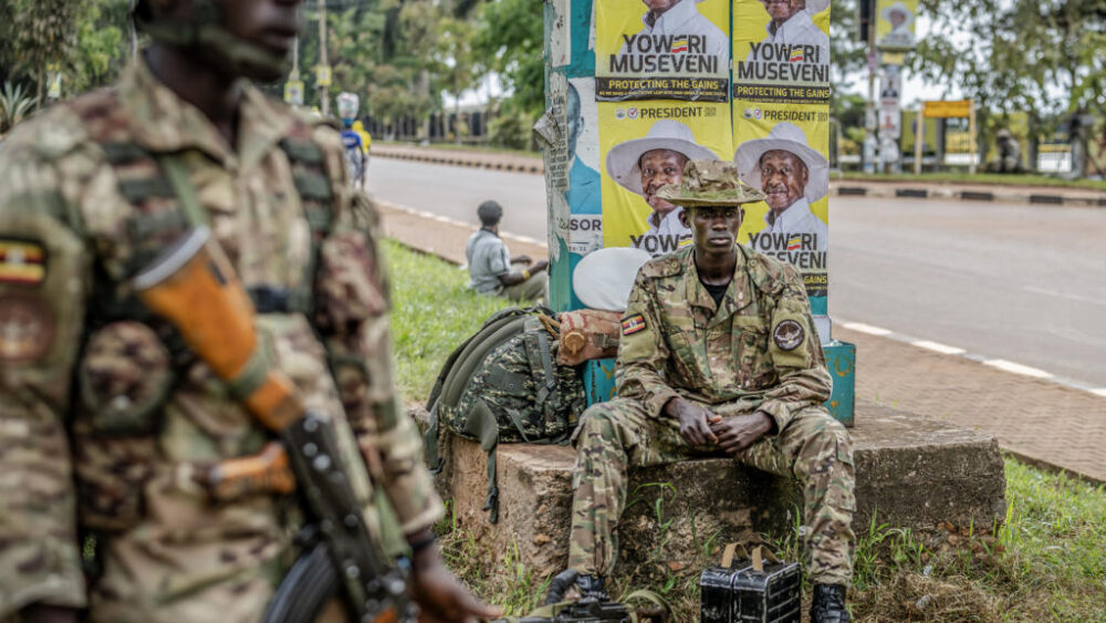 Miembros del Mando de las Fuerzas Especiales de Uganda vigilan la zona mientras los partidarios del presidente saliente y candidato del Movimiento Nacional de Resistencia (NRM), Yoweri Museveni, se dirigen al lugar de la concentración antes del mitin de clausura de la campaña electoral del partido para las elecciones generales de Uganda de 2026, en Kampala, el 13 de enero de 2026.