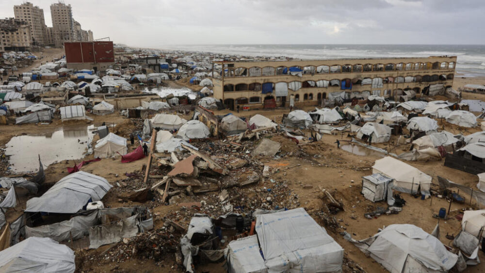 Tiendas de campaña que albergan a familias palestinas desplazadas, a lo largo de la costa de la ciudad de Gaza, el 13 de enero de 2026.