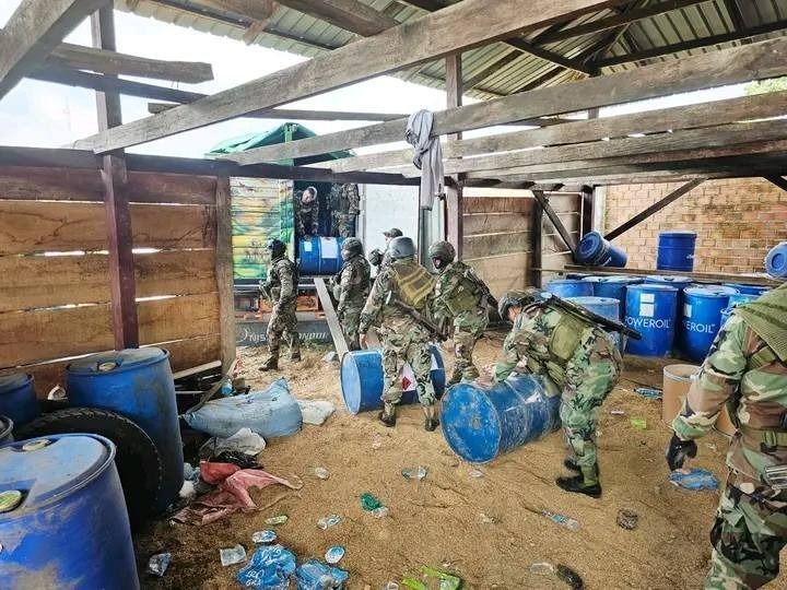 Pese a emboscada, Umopar decomisó 200 turriles con químicos- Pese a emboscada, Umopar decomisó 200 turriles con químicos