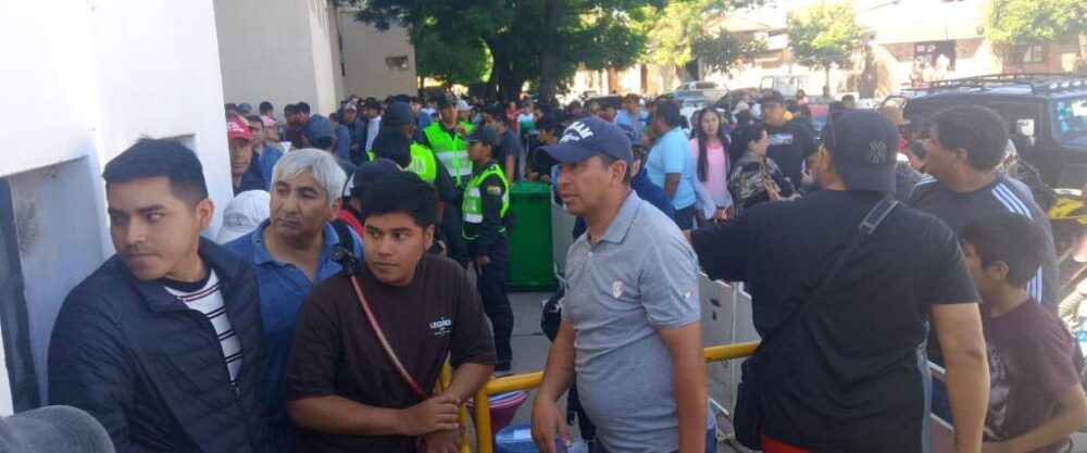 Las filas de los hinchas es de varias cuadras. Se anticipa que el estadio IV Centenario estará lleno Las filas de los hinchas es de varias cuadras. Se anticipa que el estadio IV Centenario estará lleno