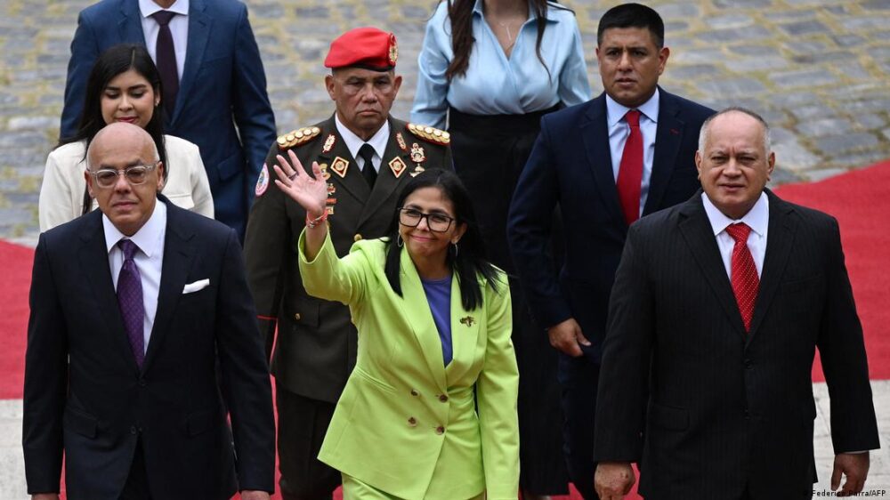 Rodríguez saluda junto a su hermano, el presidente de la Asamblea Nacional, Jorge Rodríguez (izquierda en la imagen), y el ministro del Interior, Diosdado Cabello (15.01.2026) Rodríguez saluda junto a su hermano, el presidente de la Asamblea Nacional, Jorge Rodríguez (izquierda en la imagen), y el ministro del Interior, Diosdado Cabello (15.01.2026)