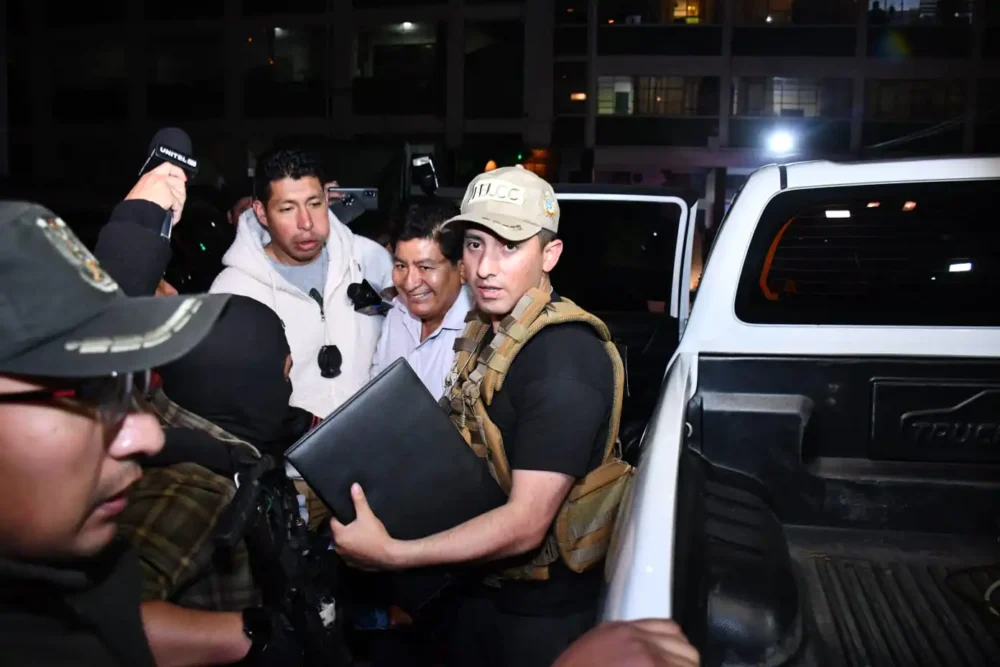 El exministro Édgar Montaño al llegar a La Paz, el viernes. Foto: APG