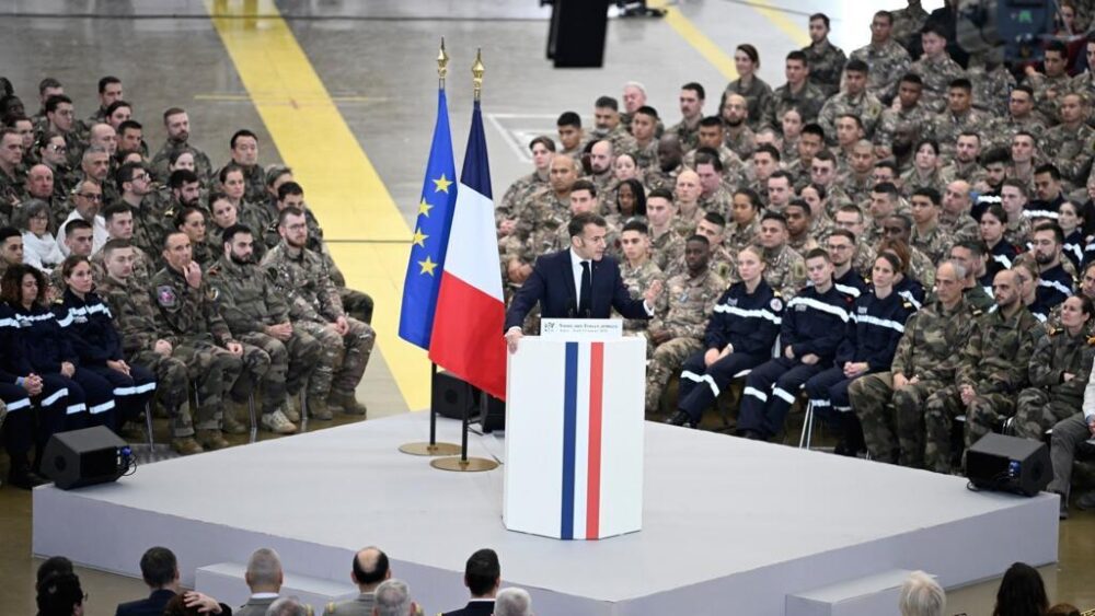 El presidente francés Emmanuel Macron pronuncia su discurso de Año Nuevo ante militares en la base aérea de Istres, en el sur de Francia, el 15 de enero de 2026.