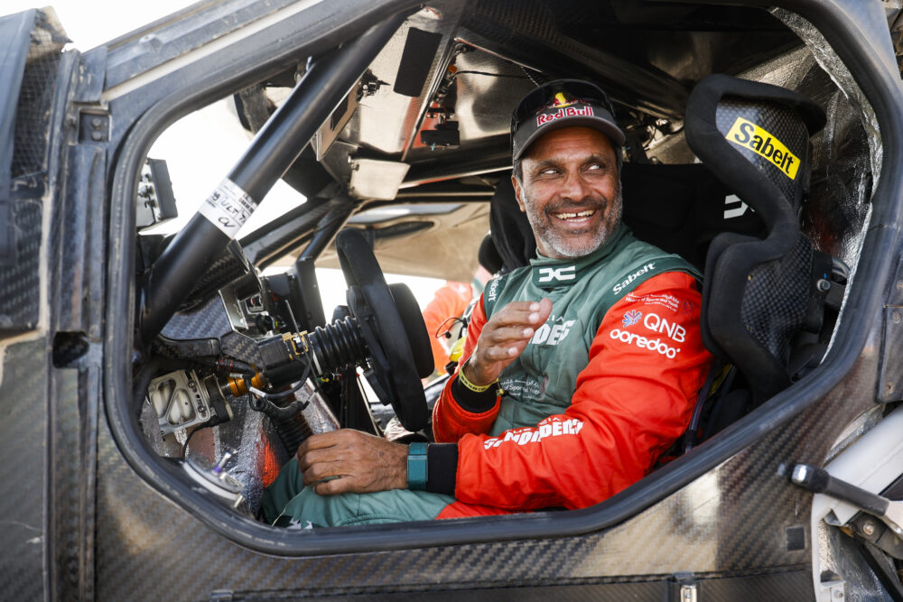 El catarí está a poco más de 100 kilómetros de acercarse a dos triunfos de Peterhansel.