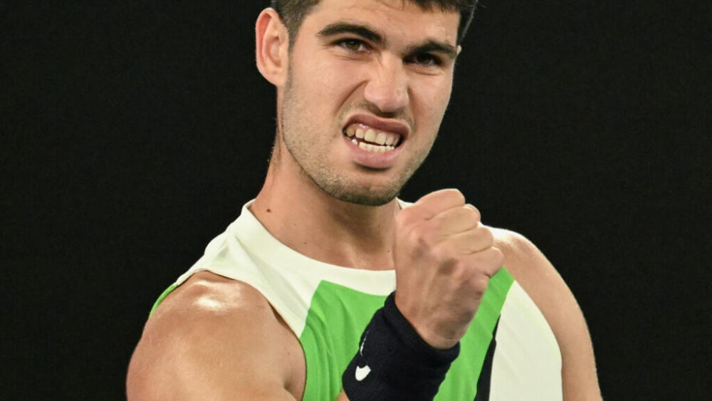 El tenista español Carlos Alcaraz celebra un triunfo ante el australiano Adam Walton, el 18 de enero de 2026 en Melbourne, en la primera ronda del Abierto de Australia