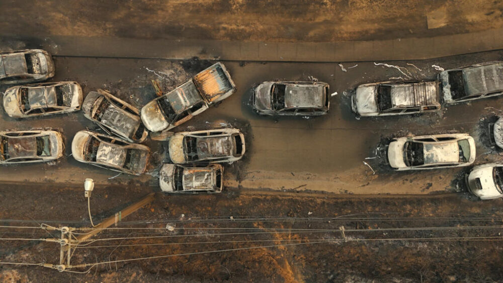 Vista aérea de los restos de vehículos quemados tras un incendio forestal en Concepción, Chile, el 18 de enero de 2026