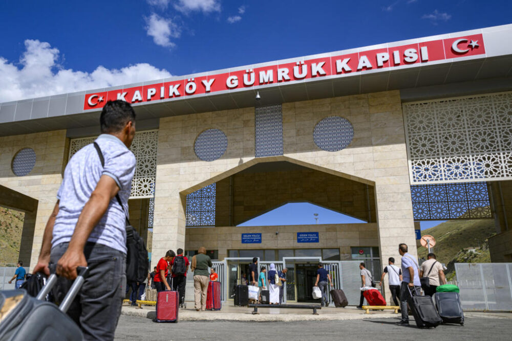 Esta vez, dicen varios iraníes entrevistados del lado turco del paso fronterizo de Razi-Kapikoy, todo el mundo conoce a algún muerto, lo que da idea de la escala de la represión. Foto del 18 de junio 2025.
