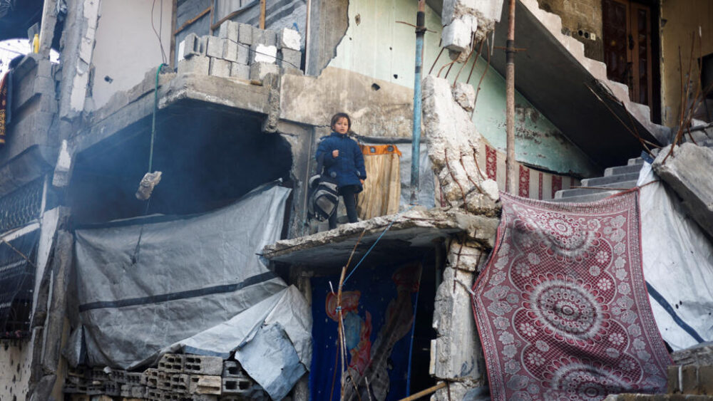 Un niño mira desde un edificio dañado por la guerra en Jabalia, al norte de Gaza, el 6 de enero de 2026.