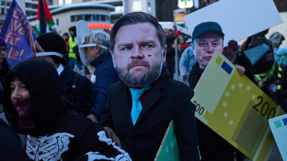 Davos, 18 de enero: entre las decenas de líderes políticos que se esperan en el Foro, que abre sus puertas este lunes 19 de enero, se encuentra el presidente de los Estados Unidos, Donald Trump. El domingo se celebró en la estación suiza una concentración de opositores a la política MAGA.