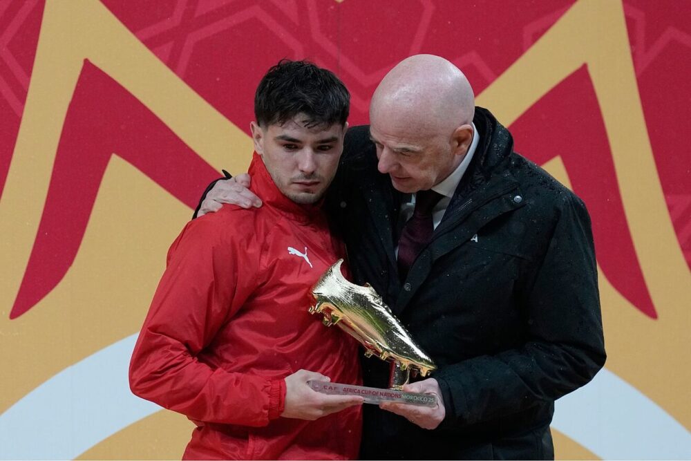 Brahim Díaz recibe la Bota de Oro entre lágrimas