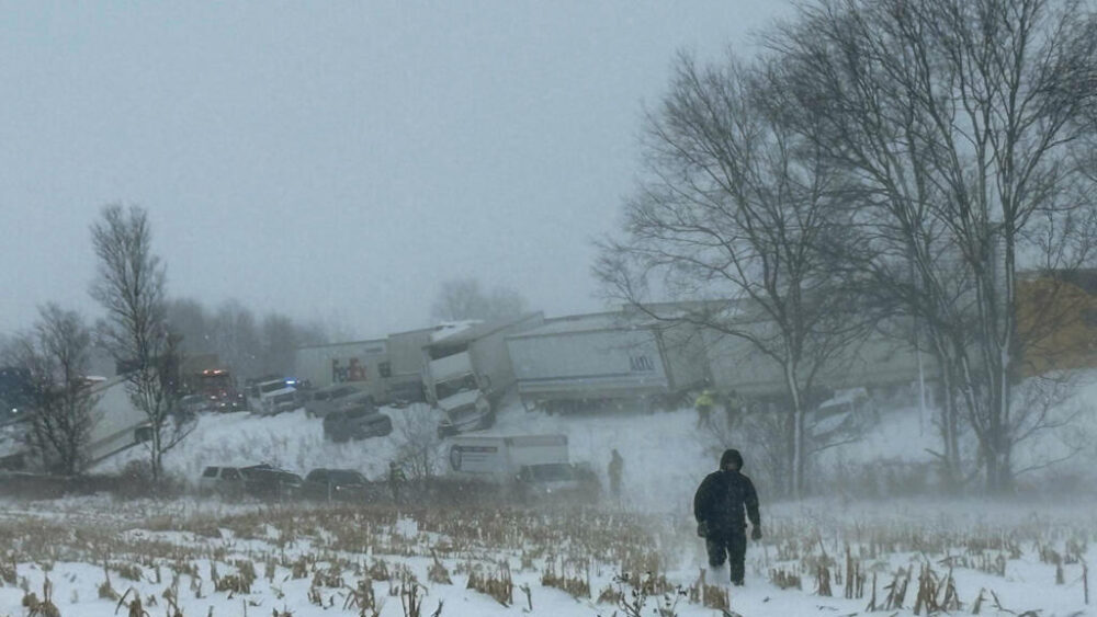 Unos camiones y coches apilados en la autopista I-196 cerca de Zeeland, en Michigan, en una imagen tomada y publicada por el senador por ese estado estadounidense Roger Victory en su cuenta de la red social X