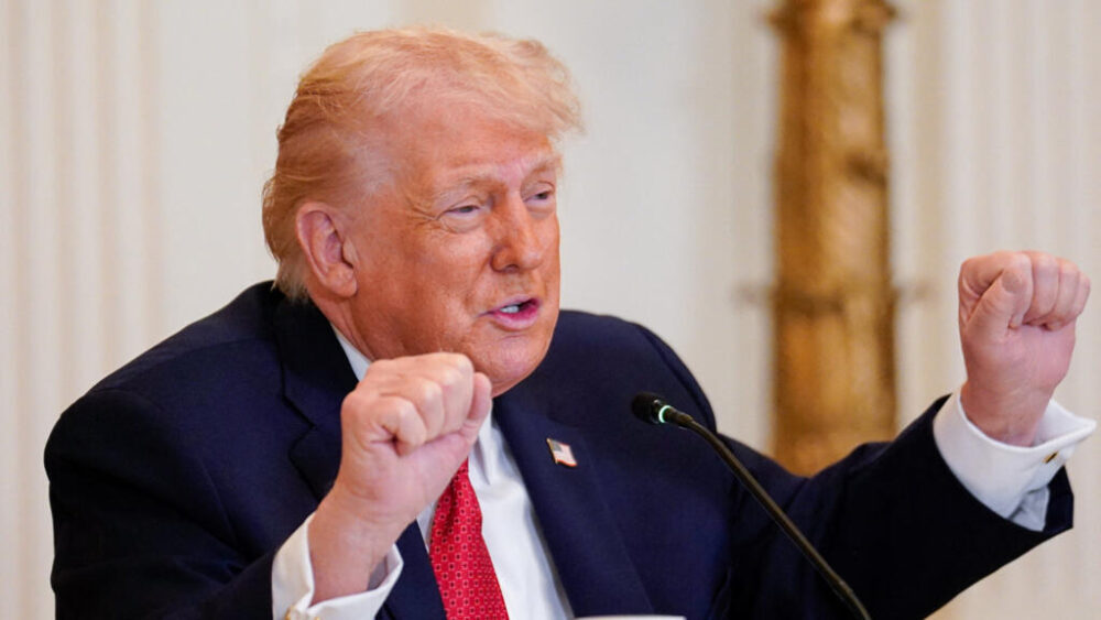 El presidente estadounidense Trump participa en una mesa redonda sobre salud rural en la Casa Blanca, en Washington el 16 de enero de 2026.