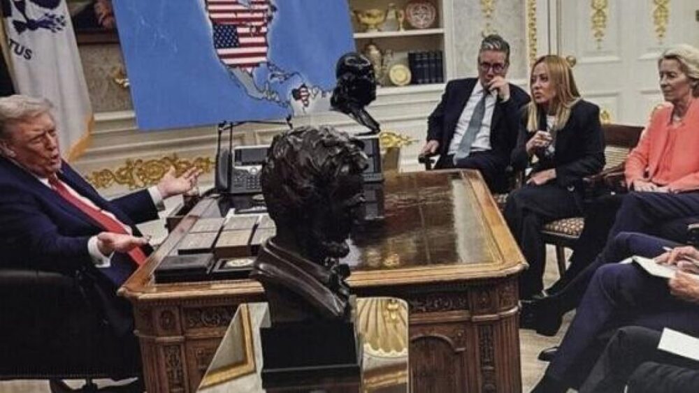 Donald Trump, en un fotomontaje generado con IA en el que aparece el mapa de Venezuela, Groenlandia y Canadá con la bandera de EE.UU.