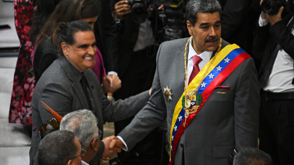 El presidente de Venezuela Nicolás Maduro (drcha.) estrecha la mano del empresario Alex Saab el 15 de enero de 2024 en la Asamblea Nacional, en Caracas