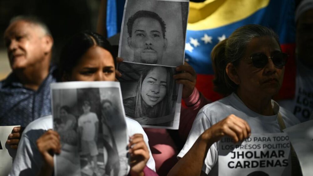 Familiares de presos políticos se manifiestan en Caracas el 20 de enero de 2026.