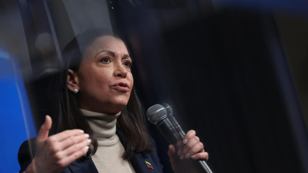 La líder opositora venezolana María Corina Machado habla durante una rueda de prensa el 16 de enero de 2026 en Washington