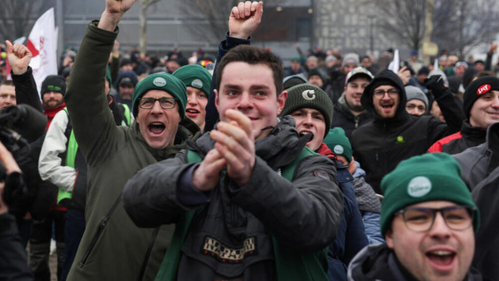Los agricultores reaccionan al anuncio de los resultados de la votación del Parlamento Europeo durante una manifestación contra el acuerdo de libre comercio entre la Unión Europea y los países del Mercosur, en Estrasburgo, el 21 de enero de 2026.
