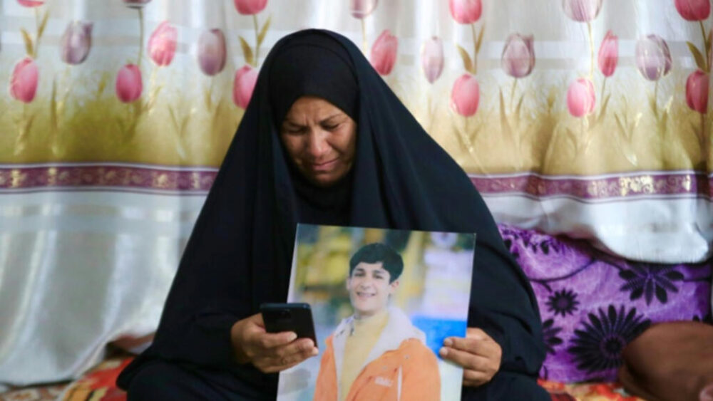 Zeinab Jabbar sostiene una foto de Mohammed Imad, mercenario desaparecido en Ucrania. Musayab, sur de Bagdad, Irak, 10 de septiembre de 2025.