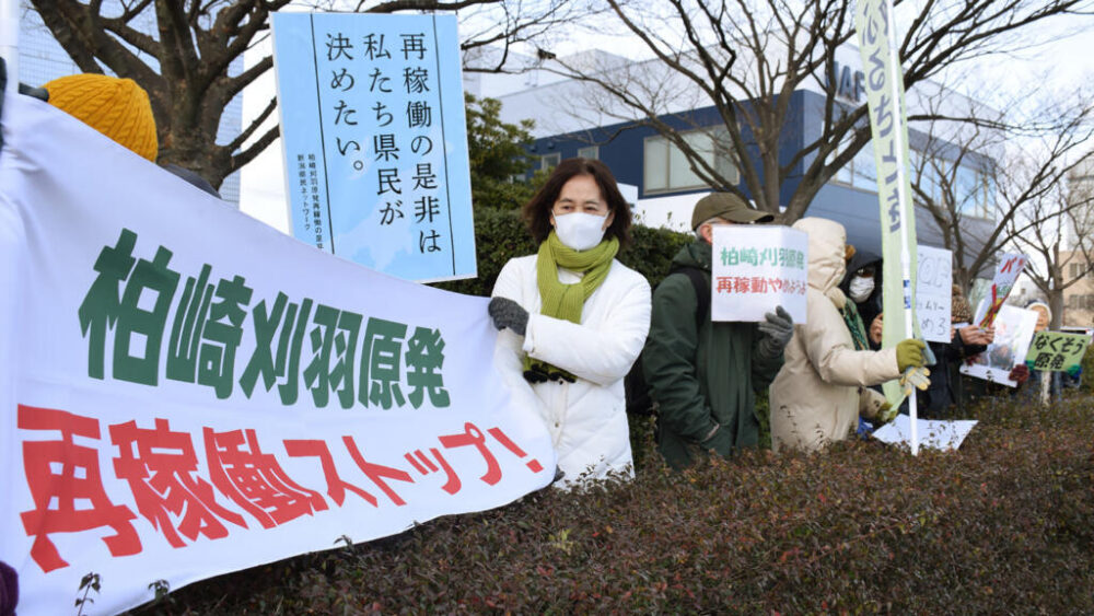 Unos residentes en la ciudad japonesa de Niigata protestan el 21 de enero de 2026 contra la reactivación de la central nuclear de Kashiwazaki-Kariwa