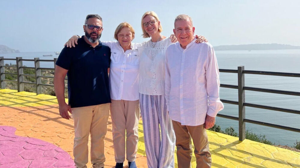 El líder opositor venezolano Edmundo González Urrutia (drcha.), junto a su esposa, Mercedes López (2ª izq.); su hija, Mariana González López; y su yerno, Rafael Tudares, en una imagen familiar difundida el 7 de enero de 2025