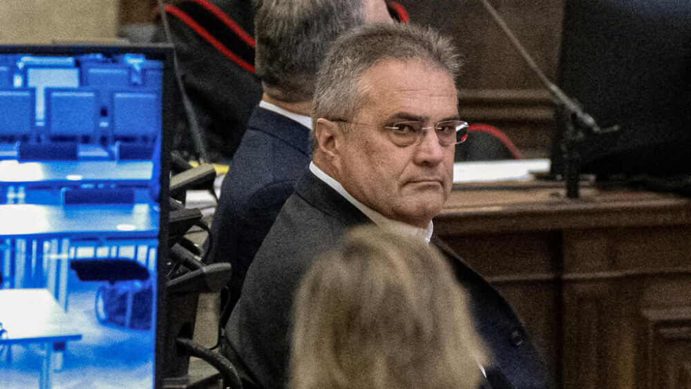 El exagente de inteligencia austriaco Egisto Ott sentado en la sala del tribunal al comienzo de su juicio ante el tribunal penal de Viena, Austria, el 6 de noviembre de 2024.