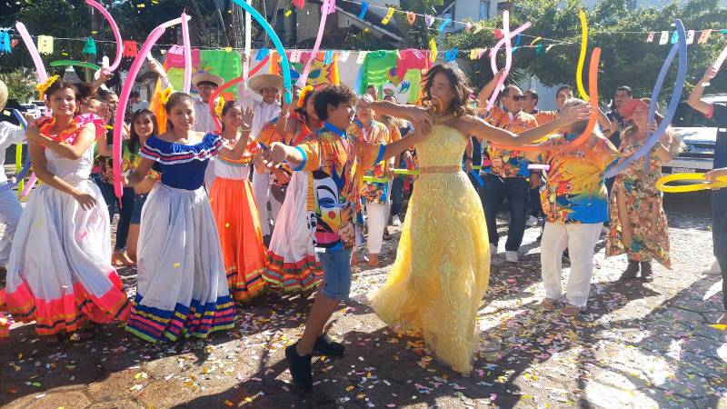 Camila I, adelantando la tercera precarnavalera cruceña. Camila I, adelantando la tercera precarnavalera cruceña.
