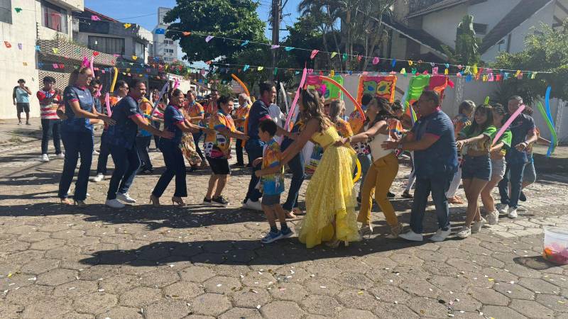 Camila I, junto a comparsas adelantando la tercera precarnavalera cruceña. Camila I, junto a comparsas adelantando la tercera precarnavalera cruceña.