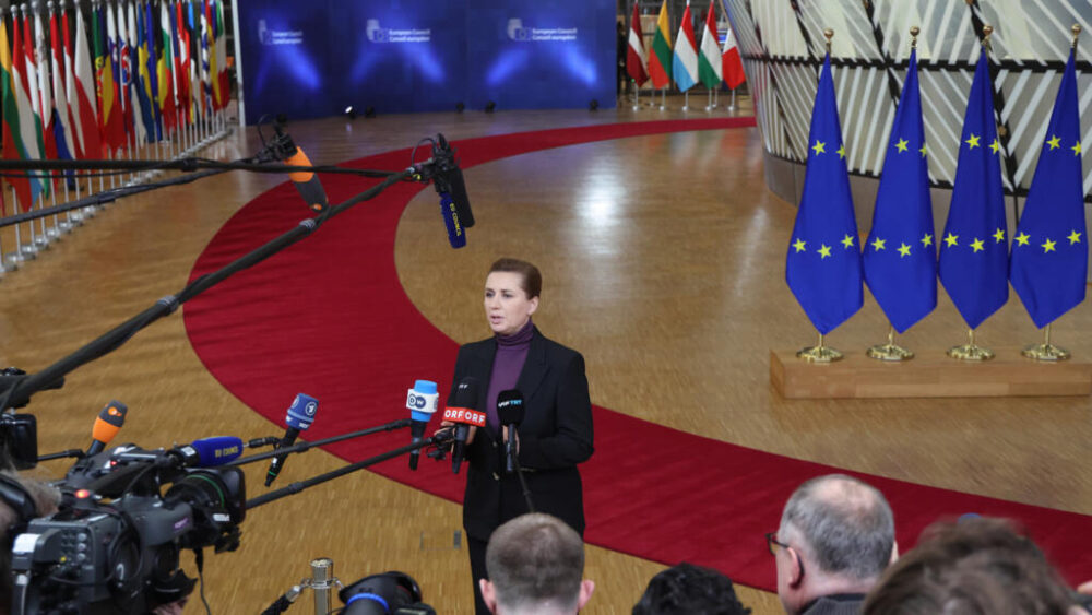 La primera ministra danesa, Mette Frederiksen, atiende a la prensa antes de una cumbre de la Unión Europea en Bruselas para analizar las relaciones transatlánticas, el 22 de enero de 2026
