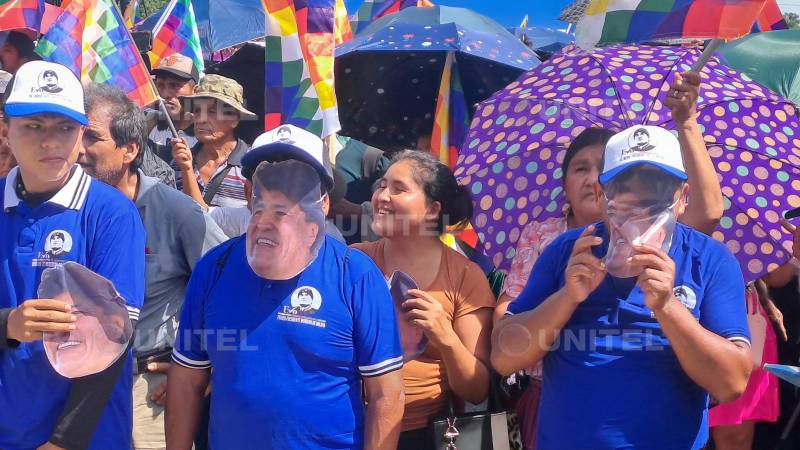 La ausencia de Morales y las máscaras de sus seguidores marcó el inicio del acto. La ausencia de Morales y las máscaras de sus seguidores marcó el inicio del acto.