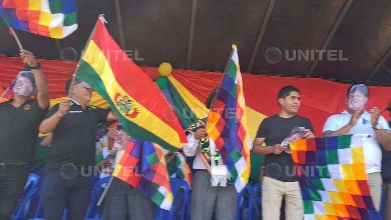 Los dirigentes con máscaras de Morales y banderas. Los dirigentes con máscaras de Morales y banderas.