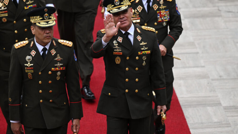 El ministro de Defensa de Venezuela, Vladimir Padrino López (D), saluda a su llegada a un discurso presidencial ante el Parlamento, en Caracas, el 15 de enero de 2026
