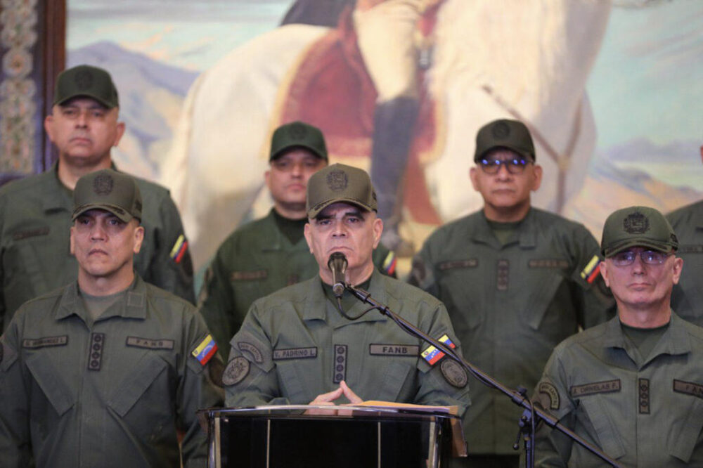 Esta imagen distribuida por el Ministerio de Defensa de Venezuela el 17 de diciembre de 2025 muestra al ministro de Defensa venezolano, Vladimir Padrino López (C), en una rueda de prensa en Caracas.