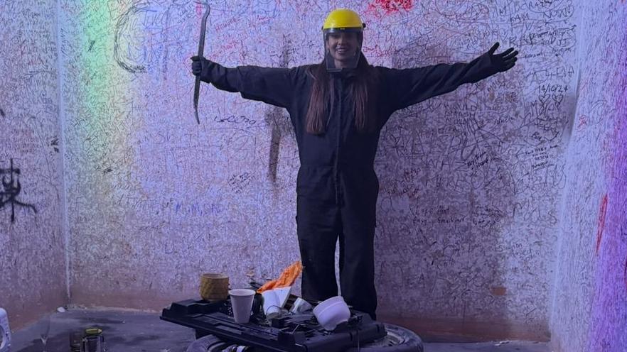 Las "salas de la furia" donde cada vez más mujeres se desahogan destrozando cosas