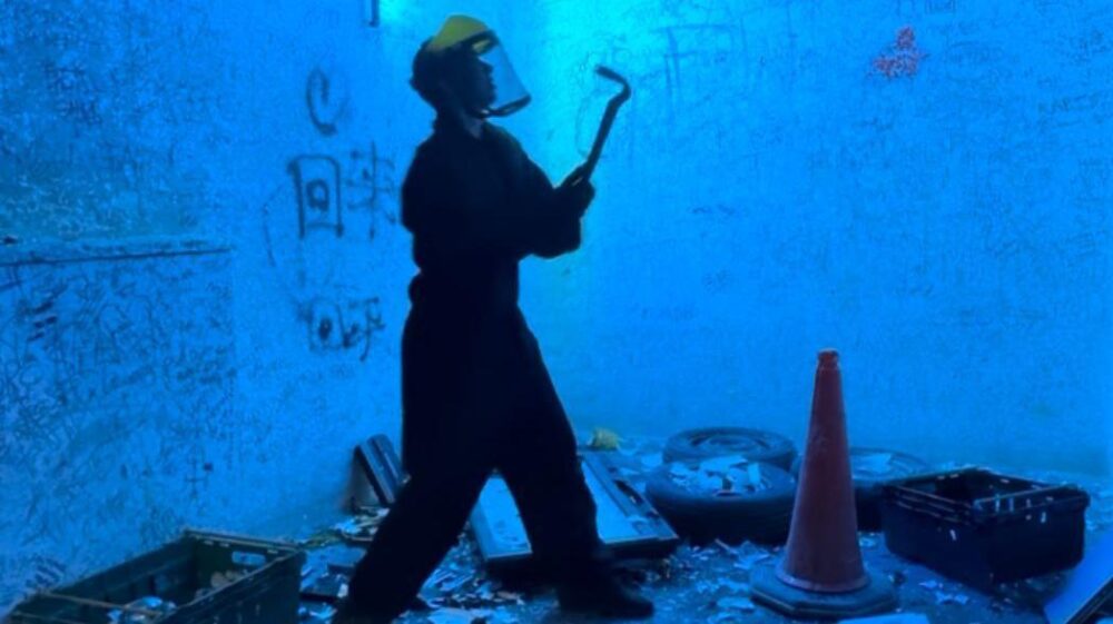 Las "salas de la furia" donde cada vez más mujeres se desahogan destrozando cosas