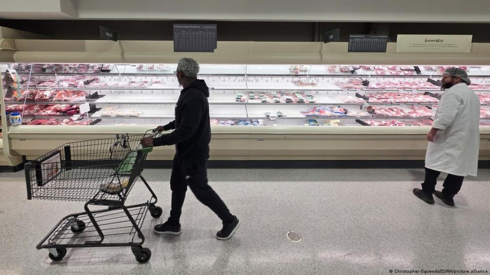 Los estantes de un supermercado quedaron vacíos ante la amenaza de la tormenta invernal en Mableton, Georgia, al sur de EE. UU. Los estantes de un supermercado quedaron vacíos ante la amenaza de la tormenta invernal en Mableton, Georgia, al sur de EE. UU.