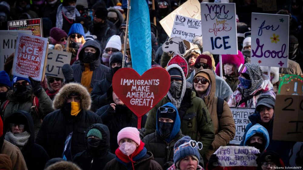 La gente porta pancartas durante la marcha de protesta contra los operativos antiinmigrantes del ICE en Minnesota, durante una multitudinaria manifestación que se desarrolló pese al frío glacial que imperó durante la jornada. La gente porta pancartas durante la marcha de protesta contra los operativos antiinmigrantes del ICE en Minnesota, durante una multitudinaria manifestación que se desarrolló pese al frío glacial que imperó durante la jornada.