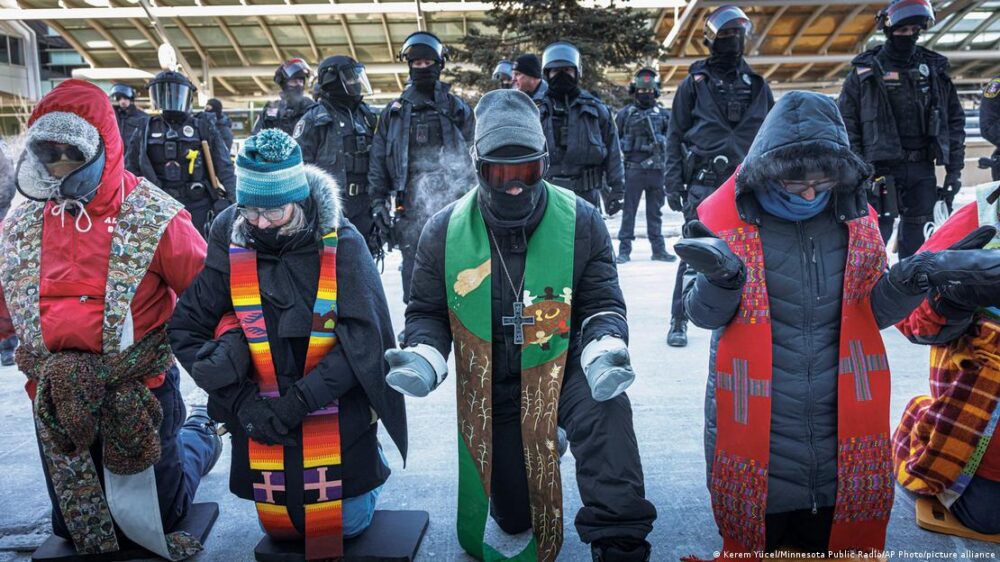 Miembros del clero y activistas comunitarios se reunieron en el Aeropuerto Internacional de Minneapolis-St. Paul para protestar contra los vuelos de deportación, en una protesta pacífica que culminó con decenas de ciudadanos arrestados. Miembros del clero y activistas comunitarios se reunieron en el Aeropuerto Internacional de Minneapolis-St. Paul para protestar contra los vuelos de deportación, en una protesta pacífica que culminó con decenas de ciudadanos arrestados.