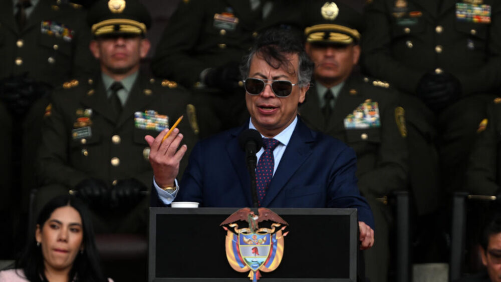 El presidente colombiano, Gustavo Petro, habla durante una ceremonia con altos oficiales en la academia de la policía colombiana, el 15 de diciembre de 2025 en Bogotá