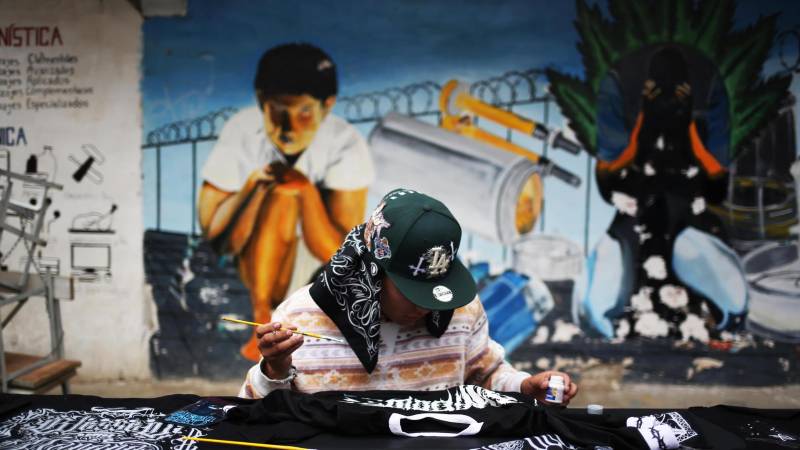 Una persona privada de la libertad pinta en el Centro de Reinserción Social para Jóvenes 'Qalauma' en Viacha. Una persona privada de la libertad pinta en el Centro de Reinserción Social para Jóvenes 'Qalauma' en Viacha.