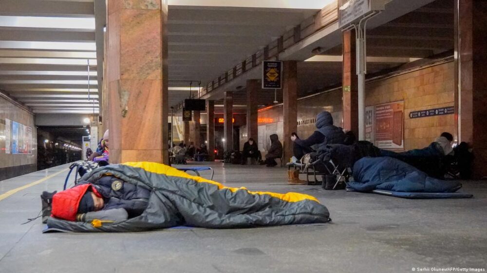 La gente se refugia en una estación de metro durante el ataque aéreo ruso en Kiev (24.01.2026) La gente se refugia en una estación de metro durante el ataque aéreo ruso en Kiev (24.01.2026)