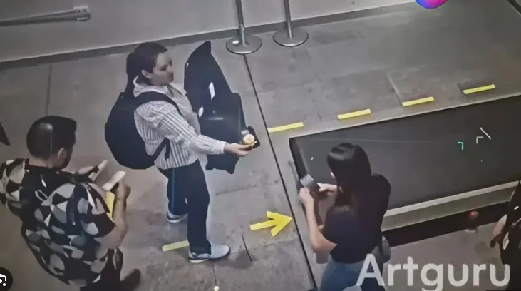 La exdiputada muestra el pasaporte diplomático en Viru Viru/RRSS