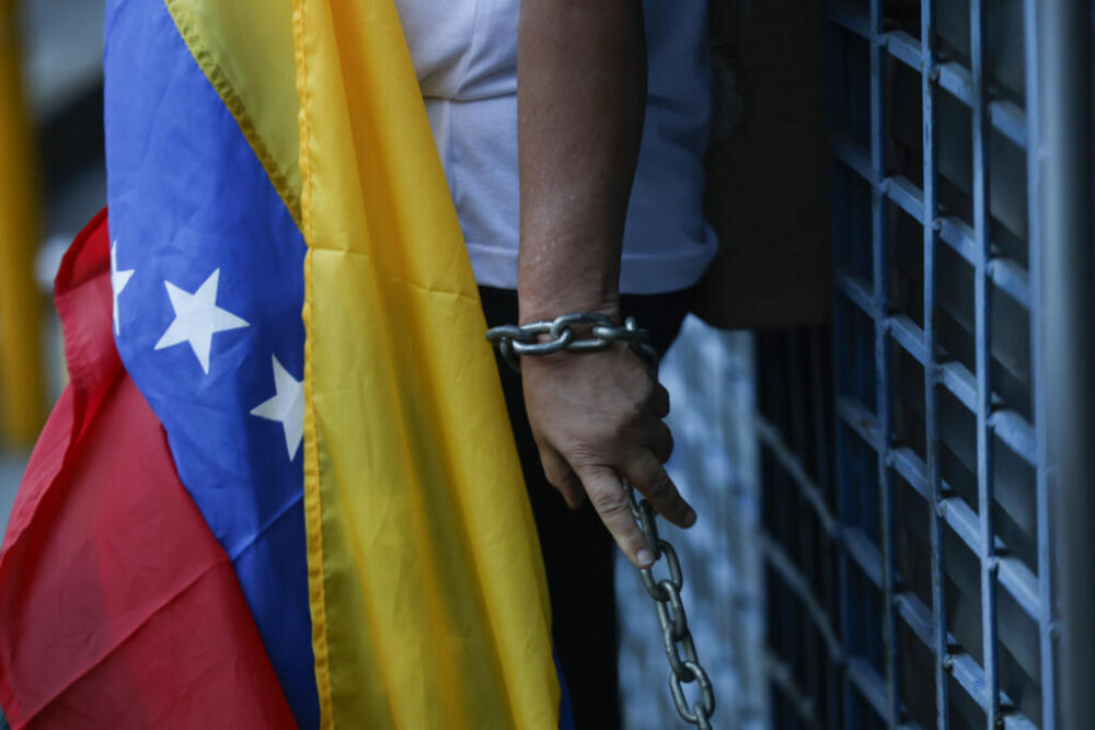 Evelis Cano, madre del prisionero venezolano Jack Tantak Cano, se encadenó en frente al portón de calabozos de la Policía Nacional en Caracas