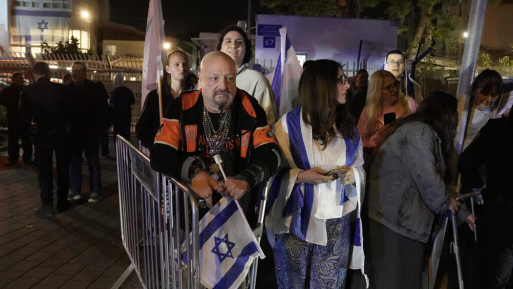 La gente espera la llegada del ataúd con los restos de Ran Gvili, al Instituto Forense Abu Kabir en Tel Aviv, el 26 de enero de 2026.