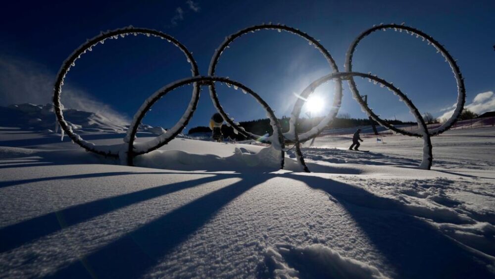 Los anillos olímpicos en la nieve en el Centro de Esquí Stelvio, sede de las disciplinas de esquí alpino y esquí de montaña en los Juegos Olímpicos de Invierno de Milán-Cortina 2026 en Bormio, Italia, el 16 de enero de 2025.