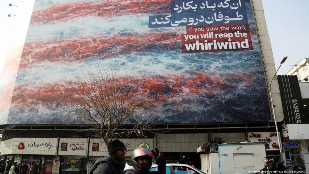 Un afiche contra EE. UU. en Teherán, en medio de la escalada: "Si siembras vientos, cosecharás tempestades". Un afiche contra EE. UU. en Teherán, en medio de la escalada: "Si siembras vientos, cosecharás tempestades".