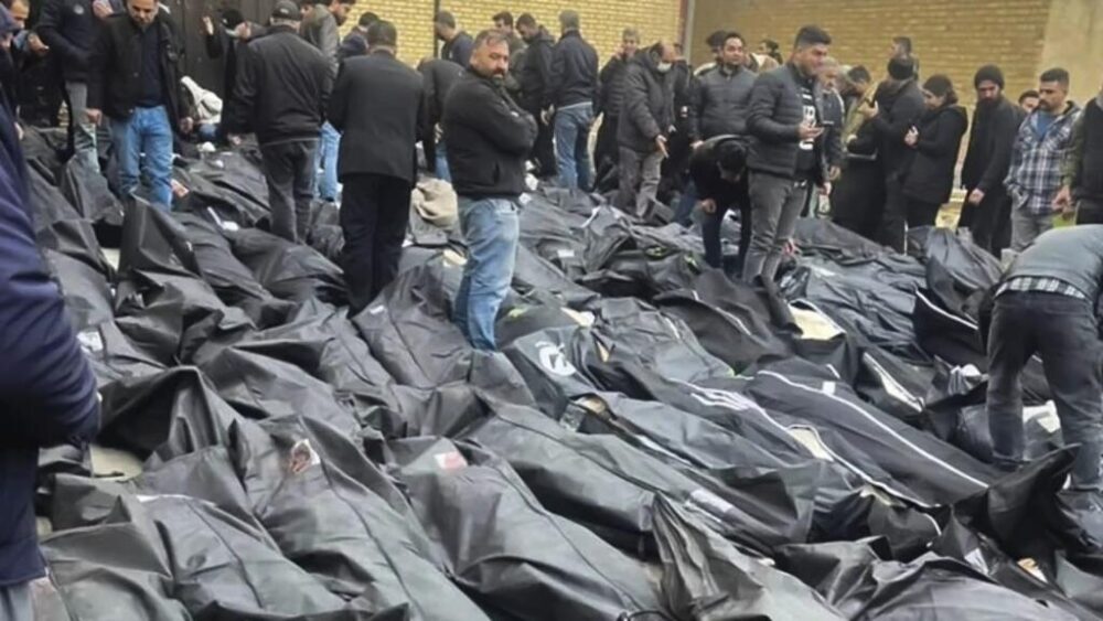 Los cadáveres de las víctimas de la represión iraní son expuestos en bolsas de plástico. En Teherán, el 20 de enero de 2025.